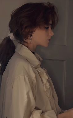 Hair Down Reference, French Features Face, Short Victorian Hairstyles, Poliosis Hair Character Inspiration, Refrance Photo People, Long Nonbinary Hairstyles, Face Claims Gender Neutral, Short Fluffy Hair Women, Dark Academia Character Art