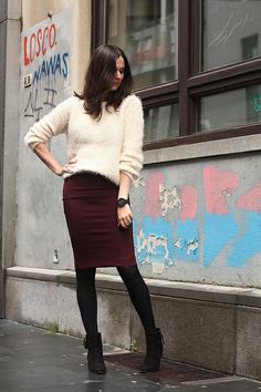 Maroon Skirt Outfit, Skirt Outfits With Tights, Pencil Skirt Outfits Winter, Skirt With Tights Outfit, Winter Sweater Dresses, Winter Tights, Burgundy Skirt, Winter Skirt Outfit