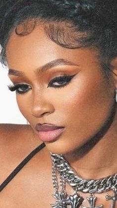 makeup black girl smokey Dramatic Smokey Eye Makeup Black, Blackfire Makeup, Dark Make Up Looks Aesthetic, Black Eyeshadow Black Women, Cat Eye Black Women, Black Theme Makeup, Brown Smokey Eye Black Women, Minimalist Makeup Black Women, Smokey Eye Makeup Dark Skin