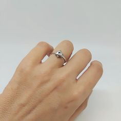 Eine Mischung aus Vintage-Ästhetik und modernem Minimalismus. Dünnes zwei dreieckiges mattes Oberteil. Der Ring lässt sich vielseitig kombinieren und kann sowohl klassisch elegant als auch gestapelt mit anderen Ringen getragen werden. GRÖSSE: US 7 / 17,3 mm Bandstärke 2mm. Silber 925 gestempelt, kein Edelstein. In einem sehr guten gebrauchten Vintage Zustand. Bitte beachten Sie, dass Vintage-Artikel in der Regel Alters- und Gebrauchsspuren aufweisen. Während ich auf Defekte prüfe, werden subtile Classic Elegant, Star Ring, Triangles, Triangle Shape, Stackable Rings, Vintage Silver, Precious Stones, Vintage Ladies, Favorite Jewelry