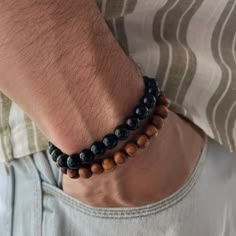 Kit Pulseira Masculina Summer Mergulhe no espírito do verão com o nosso Kit Pulseira Masculina Summer, um par de pulseiras cuidadosamente projetadas para o homem moderno que valoriza estilo e individualidade. Este conjunto exclusivo apresenta uma pulseira de pedra ônix e outra de madeira, cada uma capturando a essência da elegância natural. Pulseira Pedra Ônix:  A pulseira de ônix não é apenas visualmente impressionante, mas também conhecida por suas propriedades de aterramento e proteção. Cada Ariel, Art