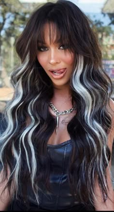 Two Tone Hair Color Ideas, Two Tone Hair Color, Black And White Hair, Two Tone Hair, Rambut Brunette, Peekaboo Hair, Dyed Hair Inspiration