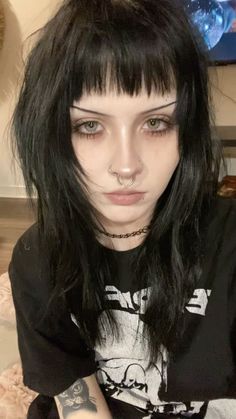 Hollow Cheeks Makeup, Emo Makeup No Lashes, Masc Women Makeup, Layers Vs No Layers, Hairstyles Names For Women, Black Goth Hair, Basic Goth Makeup