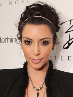 Summer Hairstyles 2011 - Summer 2011 Hair Trends - Marie Claire… Messy bun with a thin headband Kardashian Makeup, Woman Images, Kim Kardashian Makeup, Kim Kardashian Hair, Summer Hair Trends, Pic Beautiful, Chignon Bun, Wedding Makeup For Brown Eyes, Styling Mousse