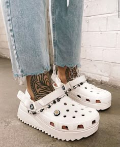 Croc Outfits, Crocs Aesthetic, Clog Outfit, Styling Crocs, Platform Crocs, Crocs Outfit, White Crocs, Swag Shoes