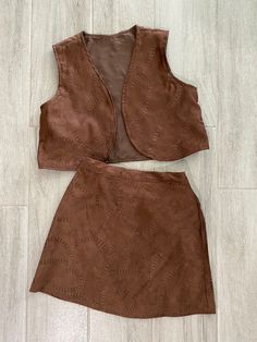 Girls Western Outfit, CowGirl Outfit, Kids Suede Country Outfit, Girls Suede Outfit, Cowgirl Suede Outfit, Country Birthday Outfit, Birthday Skirt has an elastic band, the fabric is faux suede. Opt.2 Brown distressed outfit, 2 piece outfit - skirt & Vest OPT.3 is a DUSTY ROSE color, not tan. 2 piece Outfit- skirt & Vest Processing Time: 3-5 Business Days from date of purchase. Please note, shipping time is aside from processing time, items are shipped via USPS. No returns or exchanges, unless we Brown Western Outfit, Birthday Cowgirl Outfit, Western Birthday Outfit, Cowgirl Princess, Distressed Outfit, Outfit Cowgirl, Cowgirl Skirt, Hoco 2024, Birthday Skirt