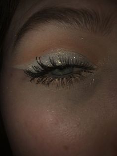 White Glitter Eyes, White Silver Makeup Looks, White Euphoria Makeup, Winter Formal Eye Makeup, Makeup For Clubbing, White And Silver Makeup Looks, White Glitter Eyeshadow Looks, Makeup For Winter Formal, New Year Eyeshadow