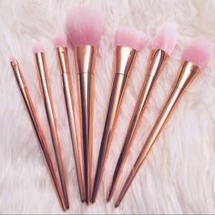 Se aceptan todos... Gold Makeup Brushes, Powdered Eyeliner, Makeup Everyday, Metallic Makeup, Rose Gold Makeup, Makeup Brush Kit, Makeup Brush Set Professional