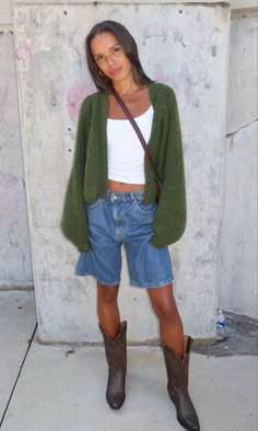 Big Jean Shorts Outfit, Soffee Shorts Outfit, North Carolina Aesthetic Outfits, Berlin Style Street, Hair Salon Outfits, 90s Spring Outfits, Brazil Street Style, American Fashion Style, Trendy Going Out Outfits