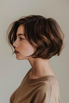 90s Short Hair Round Face, Bob Short Neck, Simple Bob Hairstyles, Page Boy Haircut Women, Short Bob For Thick Hair, Short Haircut Straight, French Bob No Bangs, Cute Bobs For Fine Hair