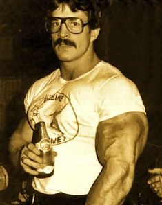 Bicep And Tricep Training by Jim Steel Gym Photos Aesthetic, Mike Mentzer, Noxus League Of Legends, Old Bodybuilder, Outfit Male, 80s Workout, Hard Photo