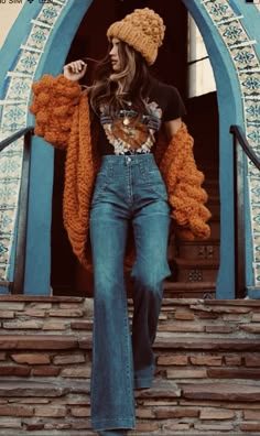 Easy Fashionable Outfits, Dark Bell Bottom Jeans Outfit, Y'alternative Aesthetic, Y’all Ternative Outfit, Bohemian Outfit Ideas Winter, Modest Boho Fashion, Modern Boho Outfit Aesthetic, Boho Outfits Jeans, Fall Bell Bottoms Outfit