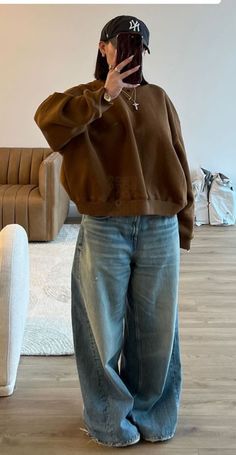 Autumn Streetwear Outfits, Thick Body Outfits Winter, Fall Baggy Jeans Outfit, Brown Hoodie Outfit Woman, Fall Fits Streetwear, Brown Streetwear Outfit, Baggy Jeans Outfit Fall, Fall Outfits Baggy, Baggy Jeans Outfit Winter