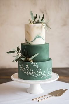 Birthday Cake Aesthetic Green with Olive Branches and Marble Design Sage Green And Gold Wedding Cake, Green And Silver Wedding Cake, Wedding Cake Designs Green, Green Cake Ideas Simple, Green Birthday Cake Ideas, Birthday Cake Aesthetic Green, 11 Birthday Cake, Green Cake Design