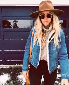 Find More at => http://feedproxy.google.com/~r/amazingoutfits/~3/U9CU08ZLFTk/AmazingOutfits.page Macy Stucke, Beige Turtleneck, Denim Sherpa Jacket, Jeans Beige, Icon Icon, Fashion Blogger Style, Jacket Outfit, Marketing Online, Winter Trends