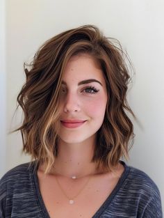 Textured Lob Deep Side Part, Lob Haircut For Frizzy Hair, Short Hair Cuts For Thick Wavy Hair, Lob Haircut Side Part, Bob For Thick Wavy Hair, Shoulder Length Hair Thick Hair, Lob Curls, Curly Lob Haircut Naturally