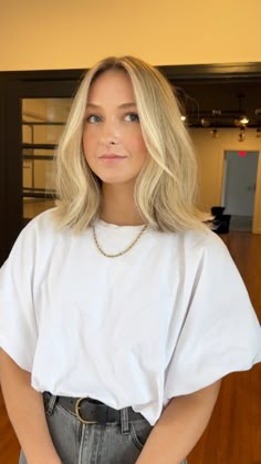 the cut of the season Blonde Lob Hair, Short Hair Inspo, Shoulder Length Blonde, Black Pool, Medium Blonde Hair, Color Extensions, Pool Hairstyle Ideas, Short Hair Lengths, Lob Hairstyle