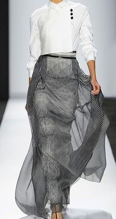 Carolina Herrera-TubaTANIK Black And White Outfit, Mode Tips, A Skirt, Moda Vintage, 가을 패션, Mode Inspiration, Carolina Herrera, White Fashion, Coco Chanel