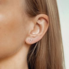 Petits et délicats clous d'oreilles en forme de cœur en or 14 carats et or blanc et ornés de minuscules zircones. Ces bijoux intemporels sont faits pour durer et peuvent être portés avec des tenues décontractées et habillées. Elles ajouteront une touche de romantisme à votre look et sont le cadeau parfait pour quelqu'un de spécial. Détails : Matériau : or 14 carats (58,5 % de pureté de l'or) ou or blanc, oxyde de zirconium Taille : 6,57 mm * 5,58 mm Vous pouvez acheter les boucles d'oreilles par paire (2 boucles d'oreilles) ou juste une boucle d'oreille ✨ Le prix comprend les tiges de boucle d'oreille assorties et l'emballage prêt à offrir La version argentée est plaquée de rhodium pour plus de solidité et de lustre. Cette couche de protection supérieure empêche les bijoux de se rayer, ne Gold Ear Studs, Gold Heart Stud Earrings, Gold Heart Studs, White Gold Studs, Handmade Fine Jewelry, Solid Gold Earrings, Heart Stud Earrings, Solid Gold Jewelry, Timeless Jewelry