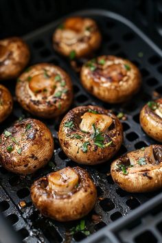 Grilled mushrooms topped with garlic and herbs in a black basket. Mushroom In Airfryer, Air Fry Healthy Meals, Mushroom Airfryer, Airfryer Mushroom Recipes, Healthy Air Fryer Recipe, Healthy Food Air Fryer, Mushroom Air Fryer Recipes, Fall Air Fryer Recipes, Air Fry Mushrooms