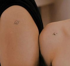 10 Idées de Tatouages Discrets Pour Refléter Notre Amour Small Friendship Tattoos, Small Tattoo Design, Small Best Friend Tattoos, Small Words Tattoo, Couple Tattoo Ideas, Sister Tattoo Ideas, Couple Tattoos Love, Husband Tattoo, Maching Tattoos