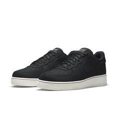 If you're looking for a minimalist sneaker with a monochromatic aesthetic, the Nike Air Force 1 Low LX 'Off-Noir' is the perfect shoe for you. The low-top sneaker is crafted from black nubuck with waxed laces and perforated detailing on the toe box. The padded low-cut collar is lined in breathable mesh, and a white Swoosh is embroidered on the tongue tag and leather heel tab. The retro silhouette rests on a Summit White rubber cupsole with encapsulated Air-sole cushioning in the heel. Air Force Black And White, New Air Force 1, Vapour Max Nike, Minimalist Sneakers, Nike Sacai, Low Air Jordan 1, Womens Air Jordans, Nike Air Force 1 Low, Air Force 1 Low