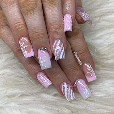 Pink Xmas Nails Acrylic, Cute Holiday Nails Acrylic, Christmas Nails Winter Short, Pretty Short Nails Acrylic Pink, Calm Christmas Nails, Light Pink Nails Christmas, Short Acrylic Nails Designs For Christmas, Birthday Nails Coffin White, Square Acrylic Christmas Nails