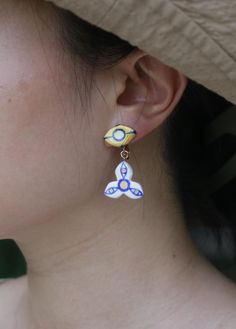 This earring has a super elegant and artsy vibe, making it an awesome gift for a classy lady. The timeless blue, chic gold, and white combo, along with the cool Horus eye pattern, will definitely be her jam. Each earring is handmade by me, including hand molding, hand polishing, hand painting and hand glazing, so each earring will have a slight difference. 🎨 They're light but durable. 💗  🙏🙏I hope you can support me as a new entrepreneur and I will try my best to provide you with a perfect shopping experience💯 -CHOOSE/MIX/MATCH FREELY- *sold as a pair, or individually *both are clip-on or studs *one clip-on, or one stud -MATERIAL- * lightweight polymer clay * 925 silver (studs) * brass  (clip-on) -SIZE- *length: 4cm *weight: 4.4g（a pair） -CARE INTRODUCTION- *Use the small storage box t Acexual Earrings, Earring Aesthetic, Artsy Vibe, Fidget Jewelry, Horus Eye, Gifts For Best Friend, Aesthetic Earrings, Novelty Earrings, Classy Lady