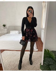 Floral Tights Outfit, Outfits With Tights, Floral Print Skirt Outfit, Print Skirt Outfit, Black Tights Outfit, Printed Skirt Outfit, Floral Skirt Outfits, Outfit Botas, Skirt Outfit Ideas