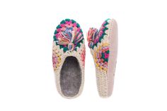 Granny Square Slippers – French Knot Granny Square Slippers, Sandal Rajut, Iceland Air, Granny Square Pattern, Crochet Sandals, Style Feminine, Room Shoes, French Knots, French Knot