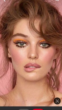 70s Makeup Look, Look Disco, Disco Makeup, Orange Eye Makeup, 70s Makeup, 80s Makeup, Bright Makeup, Retro Makeup, Natural Brows