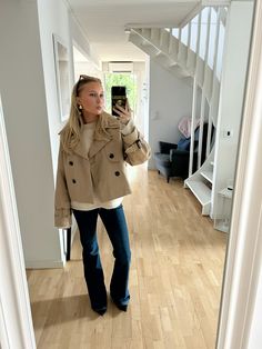 Posh English Aesthetic, Fall Stockholm Style, Stockholm Style Accessories, Winter Stockholm Style, Stockholm Winter Style, College Clothes, Cropped Trench Coat, Stockholm Street Style, Stockholm Style