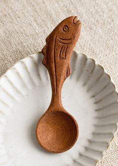 A wooden spoon with a handle carved in the shape of a fish. Wood Carving Utensils, Wood Carving Projects For Beginners, Carved Spoons Handmade, Wood Carving Ideas, Wood Carving Projects, Ceramic Berry Bowl