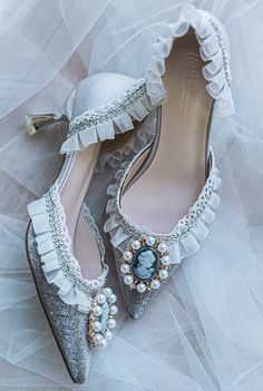 Elegant Silver Kitten Heels With Round Toe, Pointed Toe Wedding Shoes For Galas, Feminine Closed Toe Wedding Shoes For Formal Occasions, Elegant Wedding Kitten Heels, Feminine Kitten Heels For Wedding, Feminine 4-inch Kitten Heels For Wedding, Feminine Formal Wedding Shoes With Pointed Toe, Feminine Formal Wedding Shoes With Low Heel, Vintage Wedding Heels With Pointed Toe