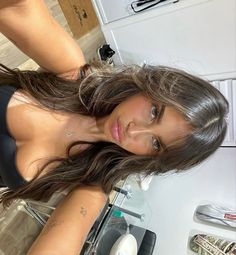 Brunette Hair With Lowlights, Brunette Selfie, Claudia Tihan, Pelo Cafe, Brown Hair Looks, Brown Hair Inspo, Brunette Hair With Highlights, Blowout Hair, Blonde Hair Looks