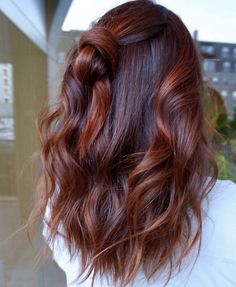 Brunette To Red Hair Balayage, Winter Red Hair, Red Balayage Hair, Winter Hair Colors, Red Balayage, Hair Color Auburn, Peinados Fáciles Para Cabello Corto, Winter Hair Color