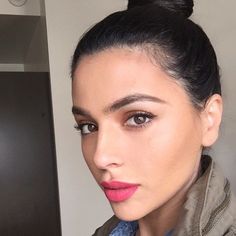 Teni Panosian Makeup, Teni Panosian, Glitter Mascara, Eyebrow Eyeshadow, Simple Look, Trendy Makeup, Lip Fillers, Makeup For Beginners, Pale Skin