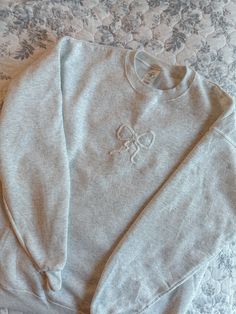 Cute neutral tone-on-tone coquette sweatshirt! Handmade, hand-stitched, minimal, aesthetic, girly Cute Diy Crewnecks, Patch Sweatshirt Diy, Sweatshirt Embroidery Ideas, Stitched Sweatshirt, Coquette Sweatshirt, Patchwork Clothes, Aesthetic Girly, Sweatshirt Aesthetic, Diy Sweatshirt