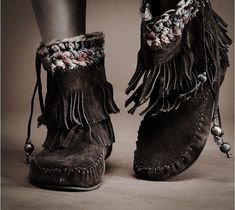 Indian Shoes, Ethno Style, Indian Heritage, Hippie Chic, Shoe Obsession, Estilo Boho, American Indian, Hippie Style