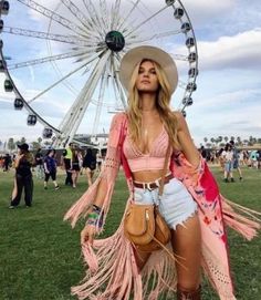 Coachella Outfit Ideas Celebrity Music Festival Outfits, Women's Brunch Outfit, Rave Shorts Outfit, Colorful Coachella Outfits, Comfy Festival Outfit, Stagecoach Outfit Ideas, Bonnaroo Outfits