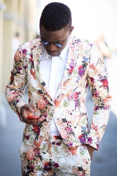 . Floral Suit Men, Floral Suit, Black Male Models, Mode Shoes, Mens Wear, Pinterest Blog, Mens Fashion Suits, Fashion Mode, Suit And Tie