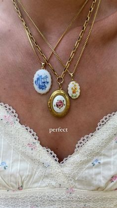 Cool Gold Necklaces, Jewelry Aesthetic Vintage, Gold Jewelry Stack, Jewelry Making Aesthetic, Vintage Jewelry Aesthetic, Jewelry Photoshoot Ideas, Jewelry 2024, Details Aesthetic, Preppy Jewelry