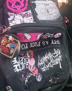 patches homemade & bought from depop !! pink & hk so cute im happy with it Backpacks With Pins, Patched Backpack, Bag With Patches, Punk Fashion Diy, Punk Diy, Backpack Ideas, Pink Patch, Bag Patches, Cool Bag