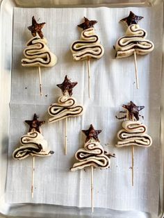 there are many desserts that have been made to look like christmas trees on sticks