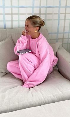 Pink Sweat Set Outfit, Pink Girly Fashion, Comfy Vibes Aesthetic, Super Comfy Outfits, Girly Comfy Outfits, Comfy Set Outfit, Sweats Outfit Aesthetic, Pink Comfy Outfits, Saturday Fits