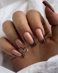 a aesthetic pin of some long arcrylic nails in square/coffin shape in a natural tone, with a brown french. the ring finger ist decorated with a small heart. this minimalitsic desingn fits every occasion and always looks trendy, clean and aesthetic #aesthetic #nails #glowup #f #thatgirlfeed #nailstagram #fall #fallnails Brown Nails Minimalist, Minimalistic Fall Nails, Minimalist Brown Nails, French Manicure Brown, Brown Acrylic Nails, Brown Nail, Simple Fall Nails, Fall Gel Nails, Square Nail Designs