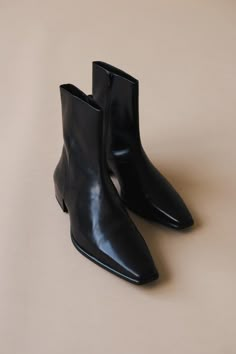 Vagabond elongated toe Nella boots in smooth black leather. The nella are a dressy ankle boots with a contemporary look, featuring a slender toe shape and zipper along the shaft. Measurements from a 37: heel 31mm, shaft height 178mm, shaft width 255mm. Leather upper, tpu outsole, tencel and cotton lining, goat leather inner sole. This style is made by THUONG THANG JSC HO CHI MINH CITY, VIETNAM. 5416-001-20 PIPE AND ROW Point Toe Chelsea Boots, Luxury Plain Toe Chelsea Boots, Low Heel Boots Black, Luxury Medium Width Pointed Toe Chelsea Boots, Dress Boots Black Ankle, Luxury Modern Leather Chelsea Boots, Luxury Sleek Chelsea Boots For Workwear, Sling Back Ankle Boots, Luxury Low-top Classic Boots