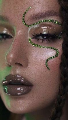 Smokey Eye Indian, Green Christmas Makeup, Makeup Ideas 2023, Red Smokey Eye, Christmas Makeup Ideas, Makeup Contouring, Drag Make-up, Rave Makeup