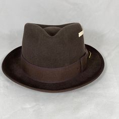 Stacy Adams Diamond Crown Pinch Front Round Brim Fedora Hat Saw581 Nwot Material: 100% Wool 2" Round Brim 1 1/2" Brown Ribbon With Decorative Bow Stacy Adams Pin Logo On The Left Side Style: Saw581-Brn Size: L, The Inner Circumference Is Approximately 23 " Size: Xl, The Inner Circumference Is Approximately 23 1/2" Condition Note: Brand New Without Tag. The Internal Tag Has A Black Mark As Part Of The Distribution Process. Please See The Last Photo. Adam Brown, Brown Ribbon, Diamond Crown, Decorative Bows, Pin Logo, Fedora Hat, Brown Gold, Fedora, Ribbon