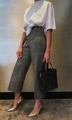 Classy Work From Home Outfit, Tradwives Outfits, Casual Woman Outfit, Elegant Casual Outfit, Teacher Costume, Outfits For College, Aesthetic Business, Outfits Skirt, Rich Aesthetic